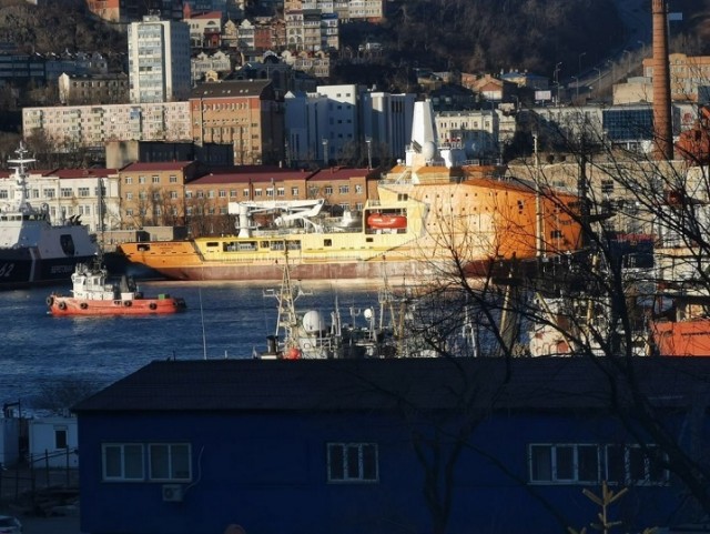 Брошенные недостроенные корабли в обрушенном цеху судостроительного завода