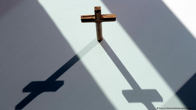 В Германии церковь вступилась за пасторку - она попыталась обвенчать четырех мужчин