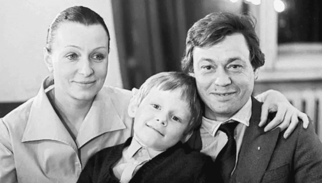 «Умчала в Дубай, крутит с миллионерами, покрасила волосы в розовый цвет» как в свои 77 лет живет «веселая вдова» Караченцева