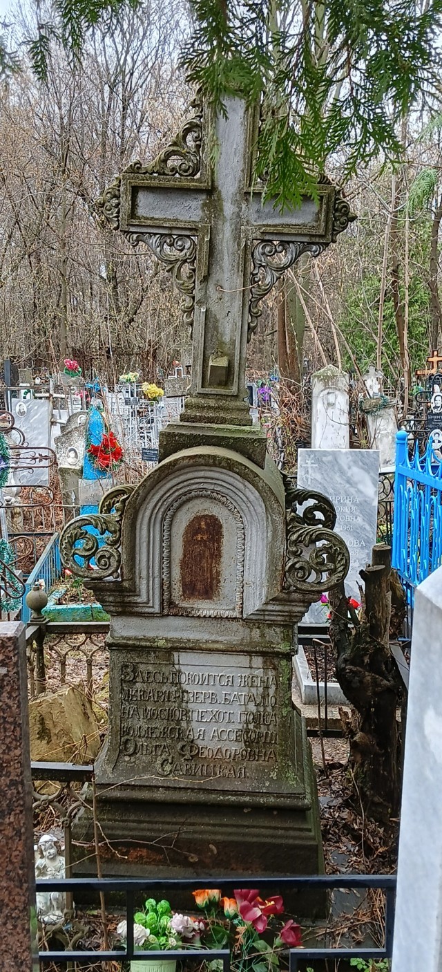 А на кладбище всё спокойненько.