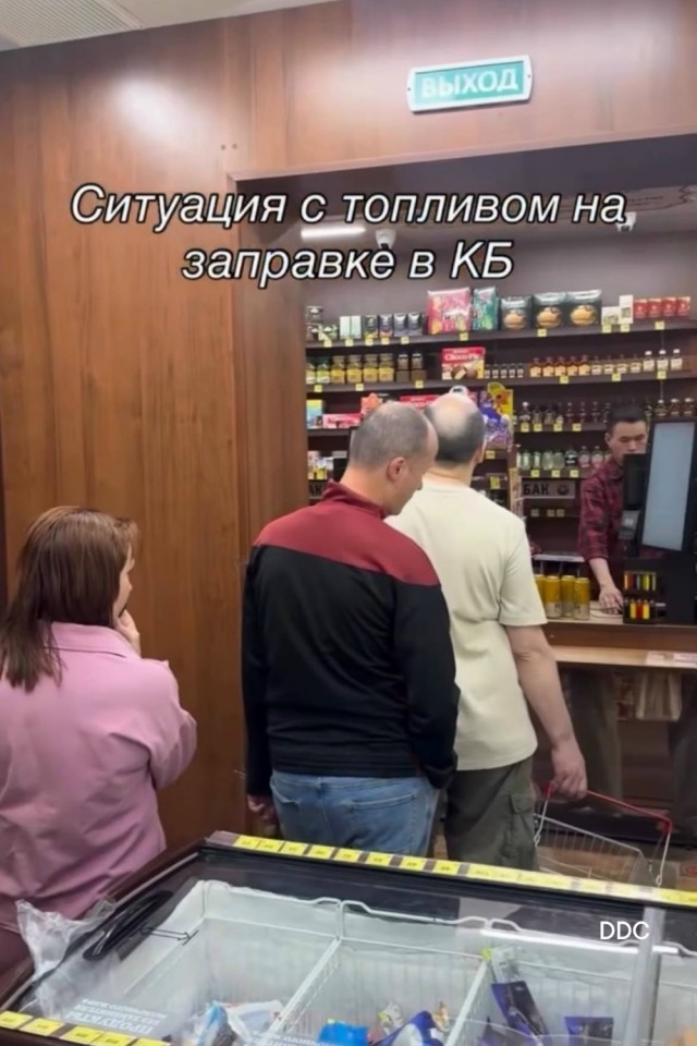 Машины же приезжают.
