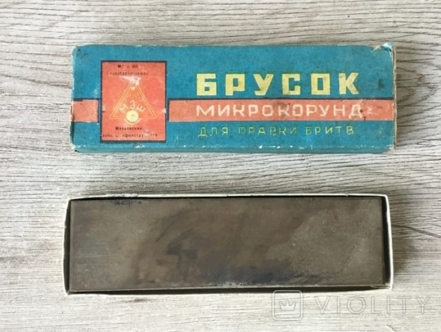 Когда демонстрируют остроту ножа посредством разрезания бумаги.