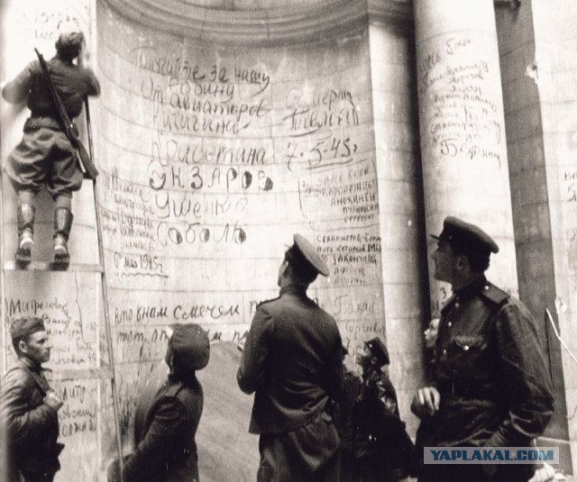 "Здесь был Нурик": Кыргызстанец выцарапал надпись на монументе Линкольну в СШA
