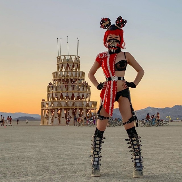Девушки фестиваля Burning Man-2019