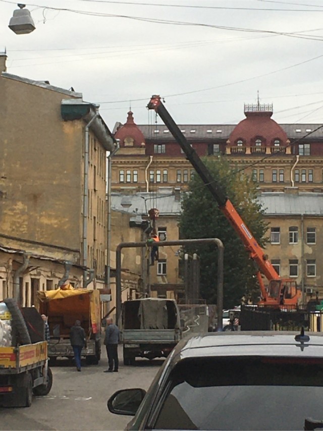 Да ничего особенного, просто чувак меняет лампочку