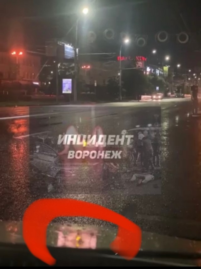 «Проспорила в карты?». Голая девушка устроила секс-спектакль в центре Воронежа