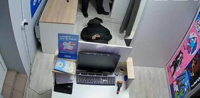 Преступники начали нанимать людей, чтобы те устраивались в пункты выдачи заказов и делали дубликат ключей