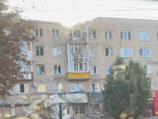 СМИ публикуют кадры попадания беспилотника в высотку в Саратове