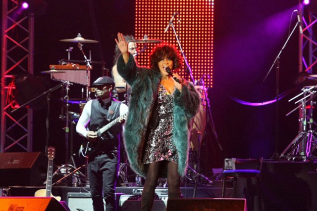 Кто из звезд эстрады выступал под фонограмму и почему они на это шли: 7 самых знаменитых «фанерщиков