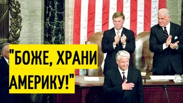 Пресс-секретарь Белого дома Кэролайн Ливитт настраивается перед выходом к журналистам на свой ежедневный брифинг
