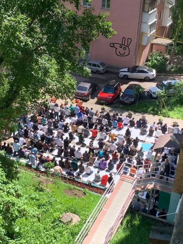 В Самаре организовали в многоквартирном доме молельню и теперь каждый день устраивают коллективные намазы во дворе дома.