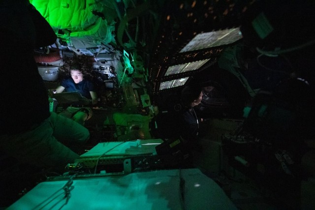 Тем временем, новая подборка снимков от миссии Artemis II, которая сегодня преодолела половину пути к своей цели