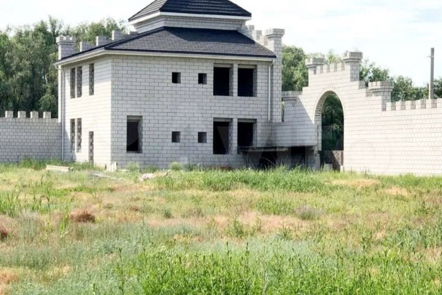Под Волгоградом продают замок — личную крепость с башнями для лучников выставили за ₽40 млн.