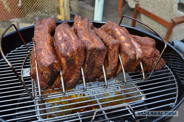 Копченые свиные ребрышки барбекю.
