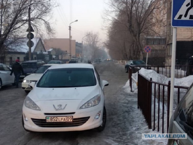 Не видите я ребенка привезла в детский сад? Подождете!