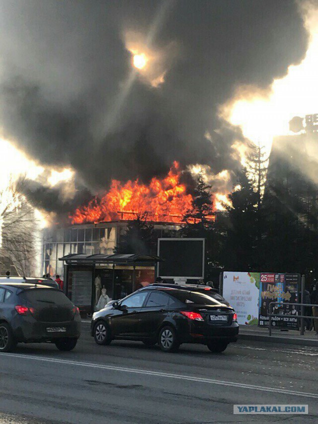 В Самаре сильный пожар рядом с ТРЦ «Звезда»