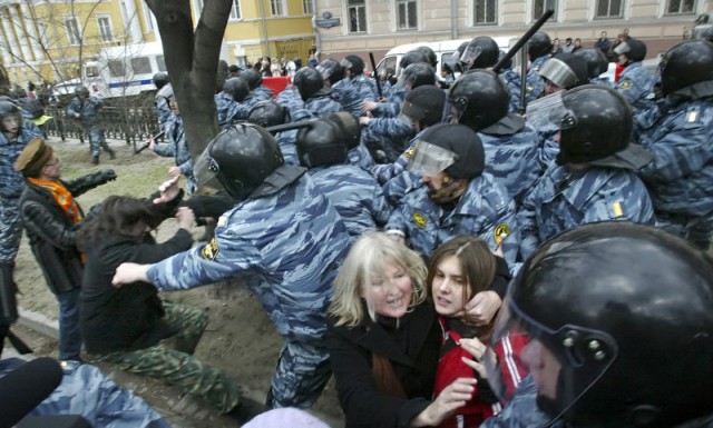 Массовое недовольство в органах: полицейским повышают выслугу лет