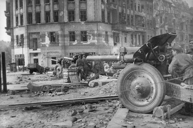 Исторические моменты Победы. Апрель-май 1945г