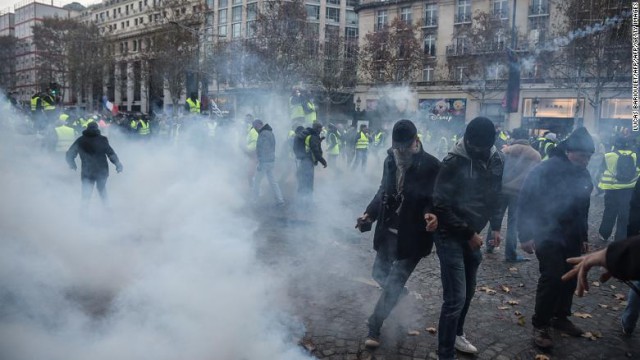 Столкновения в центре Парижа. Французская полиция разгоняет протестующих против повышения цен на топливо