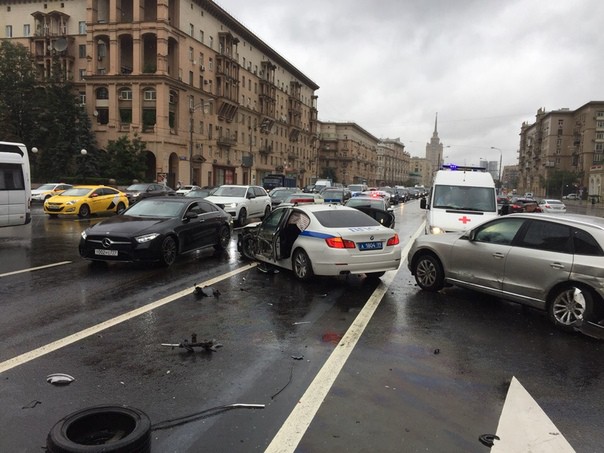 Регистратор снял столкновение автомобилей на Кутузовском проспекте