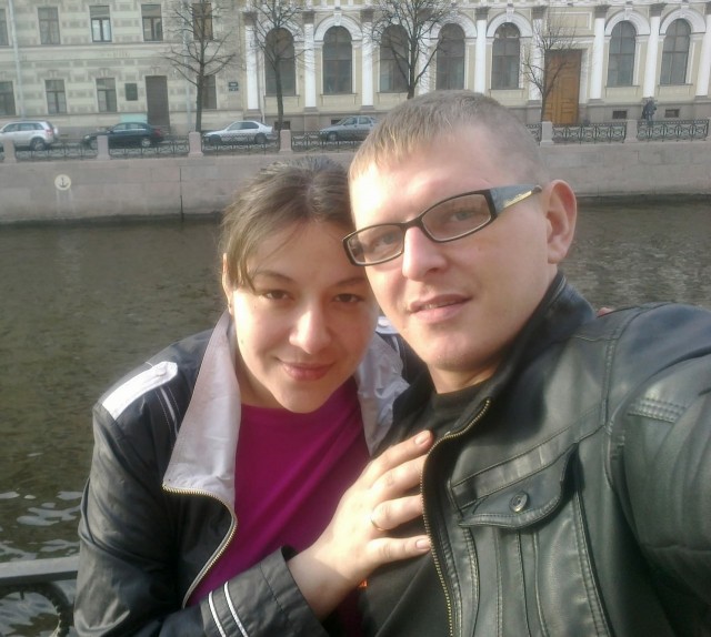 В Петербурге около часа назад два аборигена выясняли отношения на балконе, результат на видео