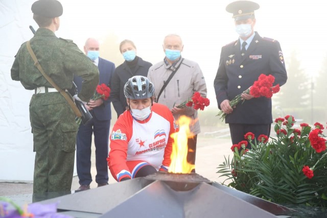 "Стою на асфальте я, в лыжи обутый" Глава Тобольска пришел на возложение цветов в День памяти и скорби в лосинах и шлеме