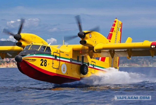 Кадры с борта российского Бе-200