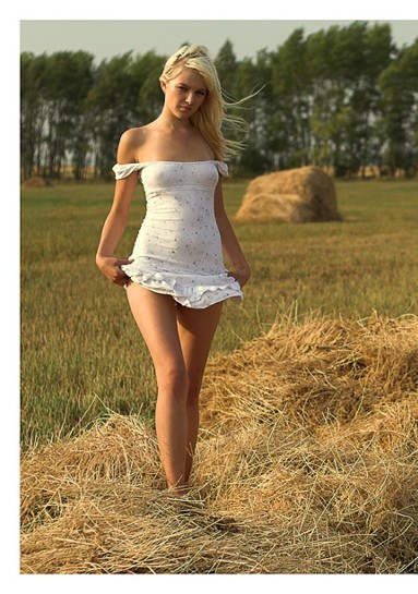 Девушки... Лето. Интересно, что делают они, к примеру, оказавшись или живя в деревне или приехавшие отдохнуть, скажем, на дачу?