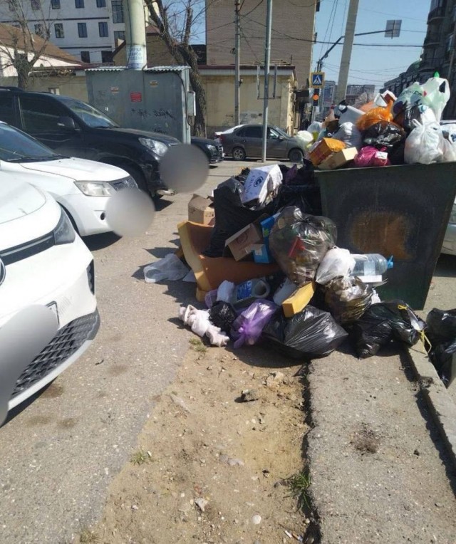 В Махачкале жители жалуются на «горы мусора» на улицах.