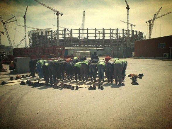 Рабочий-мигрант разбился на стройке в московской школе, готовясь совершить намаз