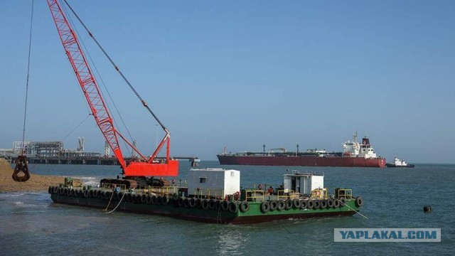 Замаскированный под сломанное судно корабль прошел через Ормузский пролив