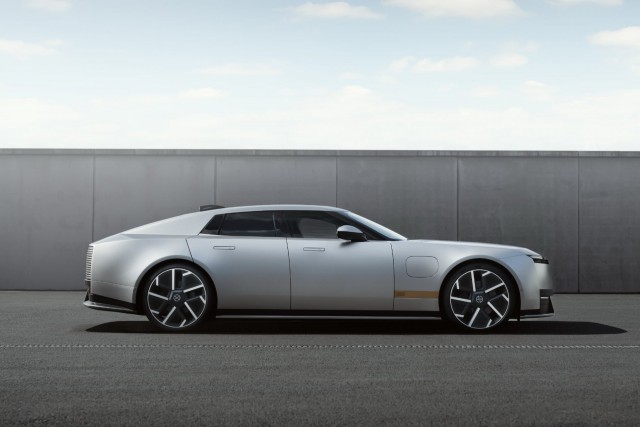 Вообще без заднего стекла и на 1016 л.с: Jaguar представила серийный электромобиль Type 01