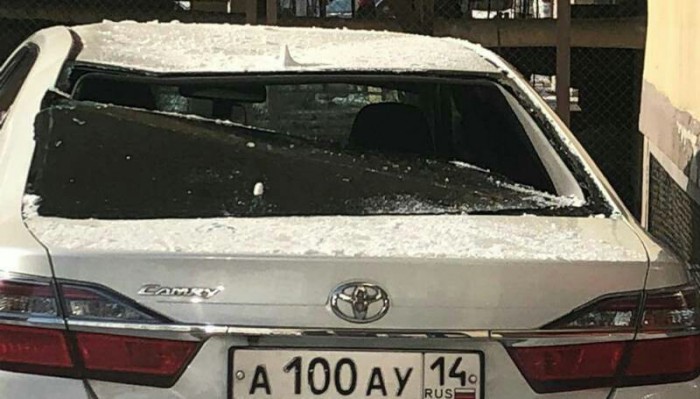 Автомобиль мэра Якутска придавило упавшим с крыши снегом
