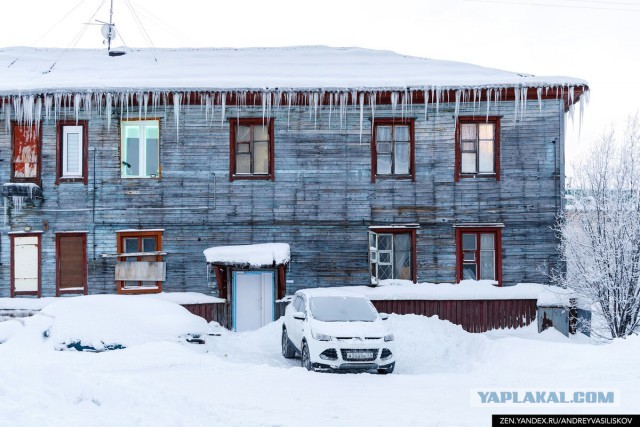 Жуткие жилые бараки на крайнем Севере: как выглядит Жилстрой - худший район Мурманска, который обещали снести ещё 5 лет назад