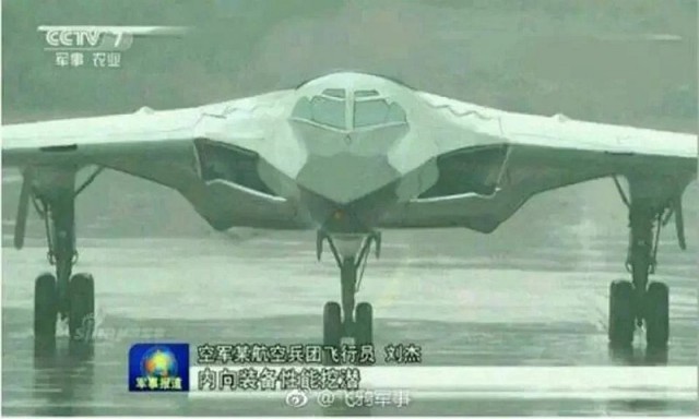 США презентовали новый стратегический ядерный бомбардировщик B-21 Raider на заводе Northrop Grumman в Палмдейл
