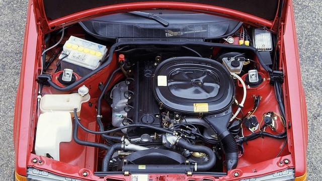 Маленький, но настоящий: как создавали Mercedes 190 и почему он стал звездой