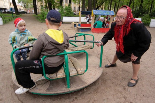 Чиновники пригрозили оштрафовать семьи, в которых за детьми присматривают бабушки и дедушки