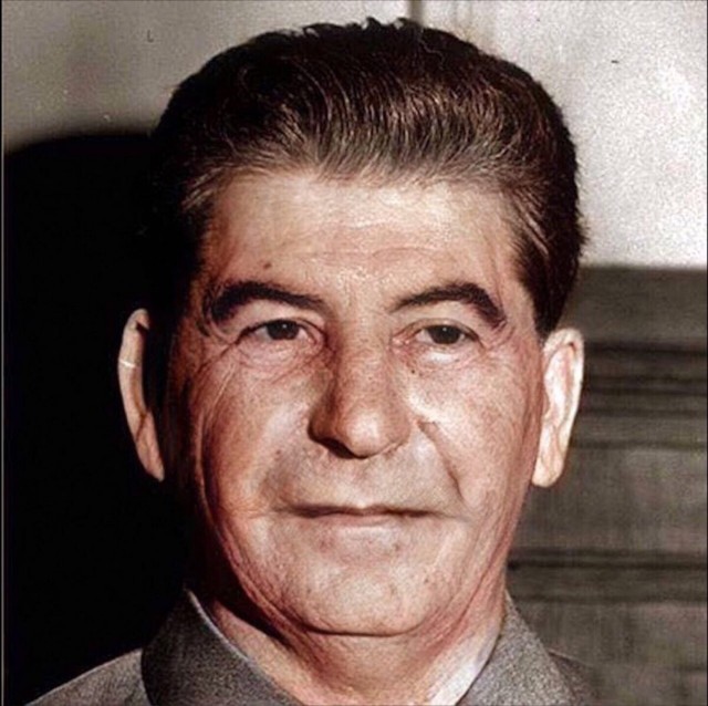 Знаменитости с усами и без
