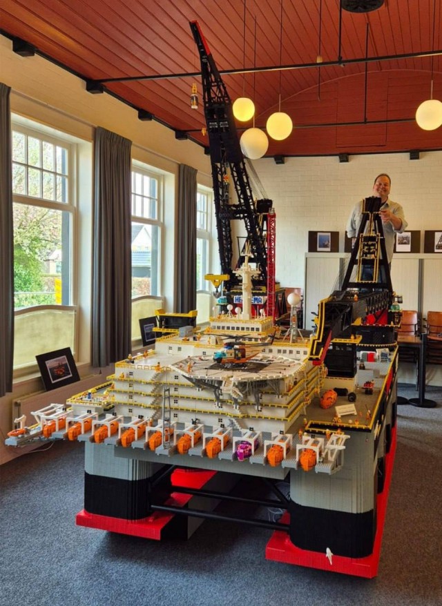 Голландец собрал из LEGO копию самого мощного плавучего крана в мире
