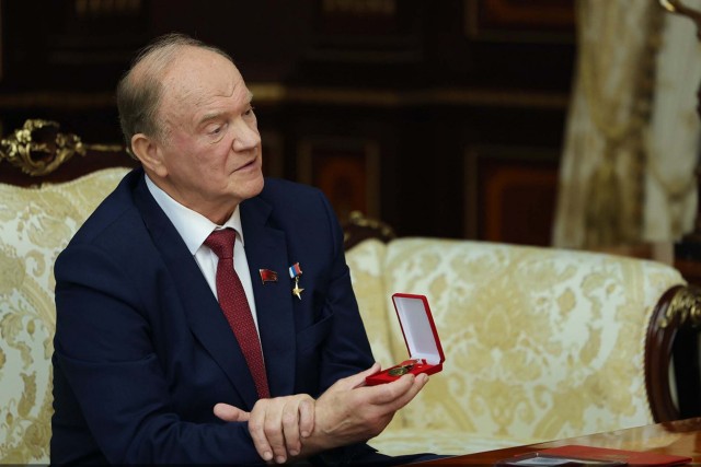 Зюганов вручил Лукашенко Ленинскую премию