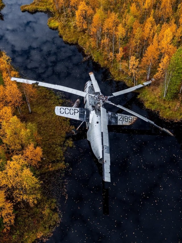 Золотая осень и чёрная вода: как выглядит заброшенный Ми-6 на Ямале