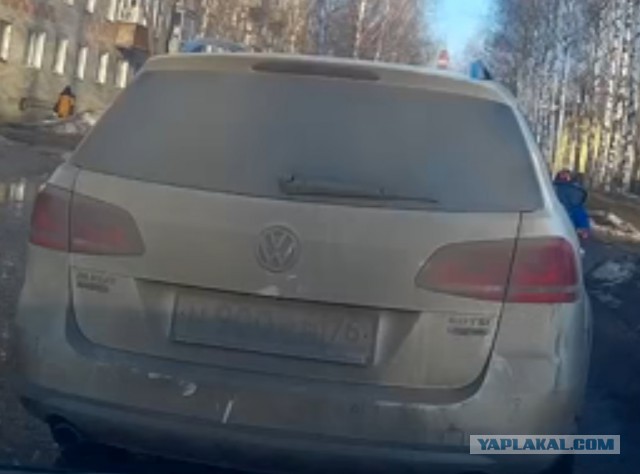 «Заботливые» родители перевозят ребенка