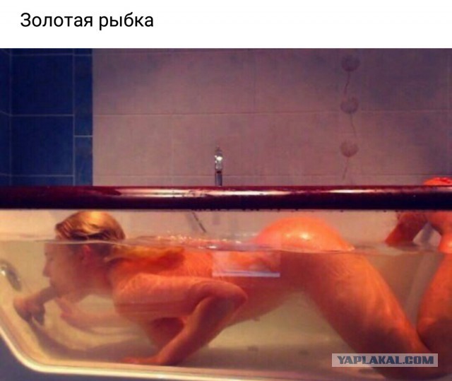 Сексуальный рыжик принимает ванну