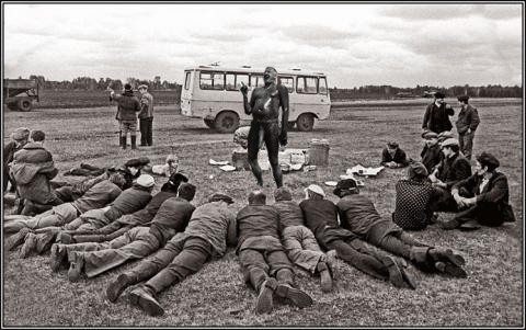 Фотожаба: Пляжники у нефтяного танкера
