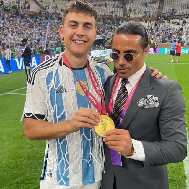 ФИФА начало расследование каким образом повар по прозвищу Salt Bae попал на поле после финала и получил доступ к кубку