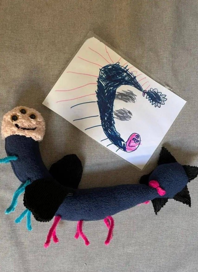 Учительница сшила игрушки детям по их же рисункам