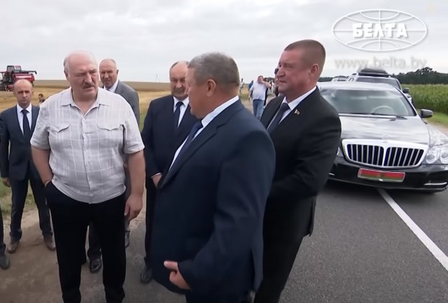 Лукашенко пообедал в поле с комбайнёрами и обсудил с ними новую технику
