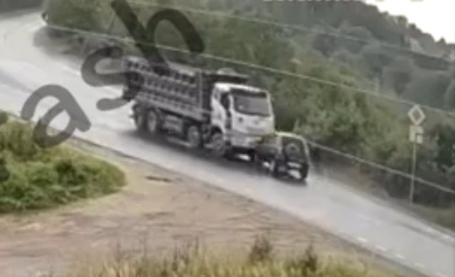 Момент вчерашней смертельной аварии в поселке Богородское под Сергиевым Посадом попал в объектив камеры наблюдения