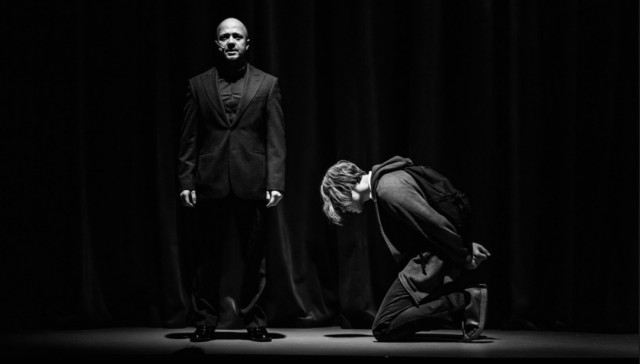 Накинулись с криками "Позор": как шокированные мерзостью зрители чуть не поколотили режиссёра Богомолова