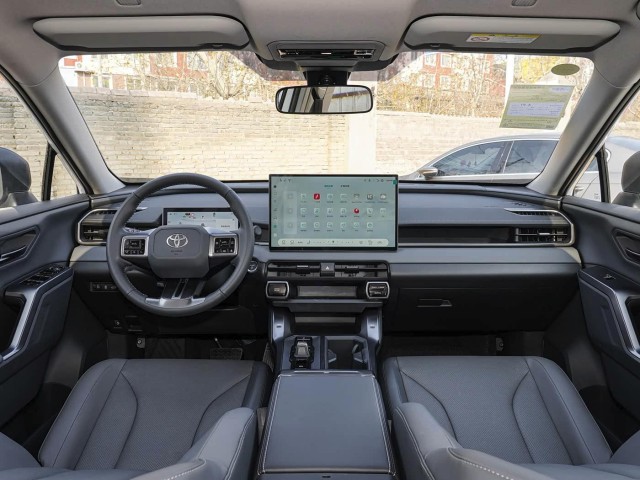 Новый Toyota RAV4 поступил в продажу в Китае, цена стартует от 152 тыс. юаней (1,75 млн рублей по курсу)